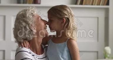 快乐的老奶奶抱着小孙女，在家里抱着笑